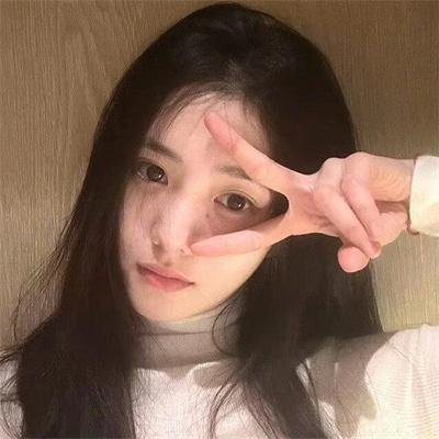 落在她身边